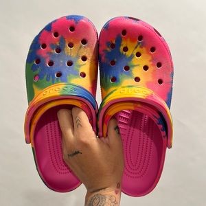 CROCS TIE-DYE